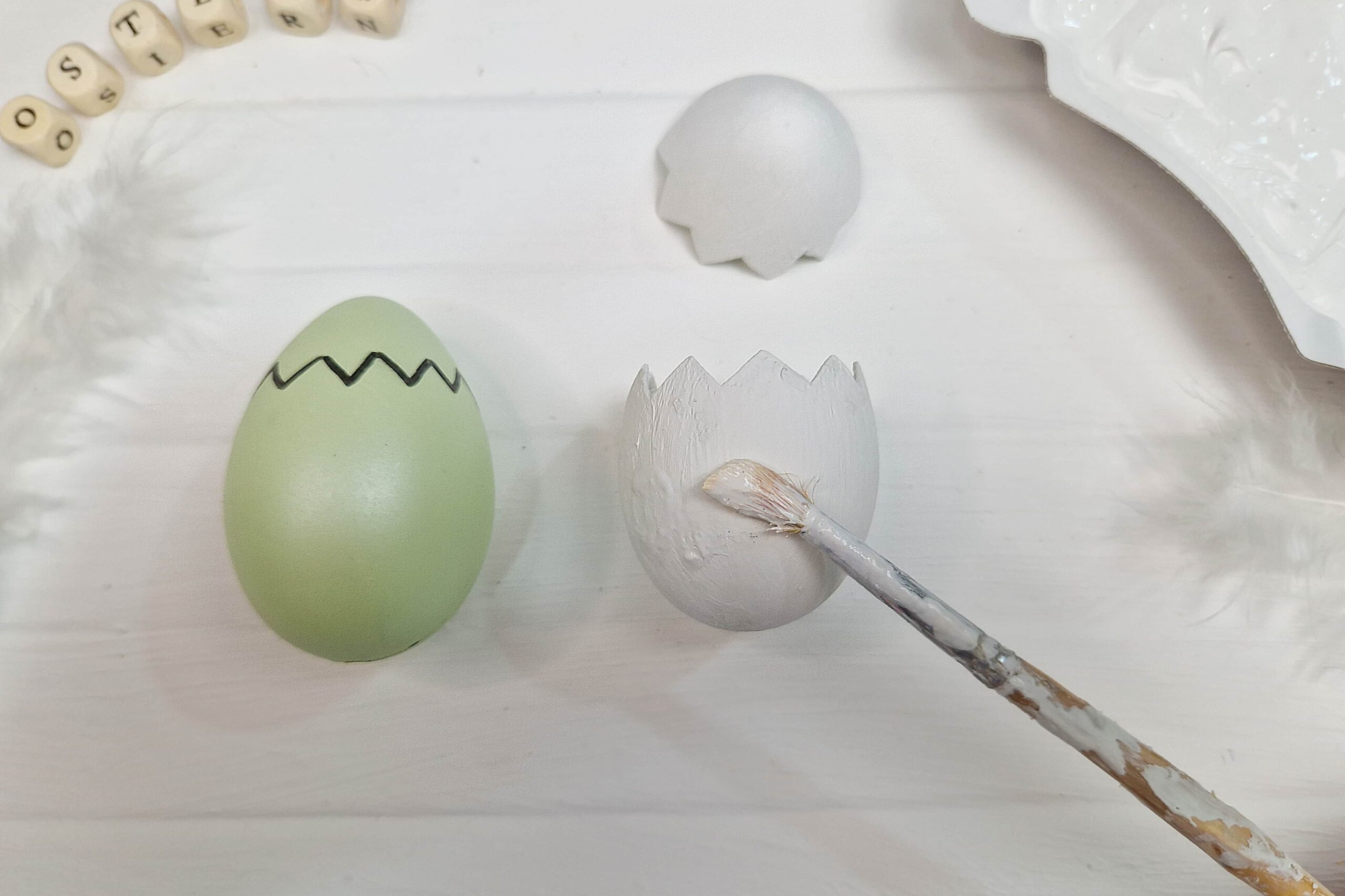 Die DIY Idee zeigt wie ein Ei bemalt wird um daraus ein DIY Küken in Eierschale zu basteln.