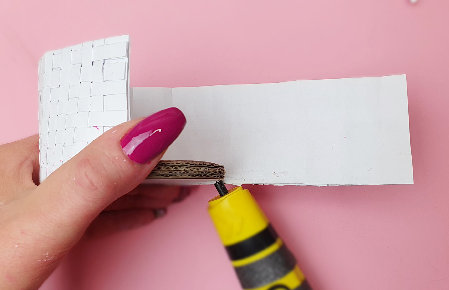 Bastelanleitung zeigt wie ein DIY Osterkörbchen aus Papier gebastelt wird