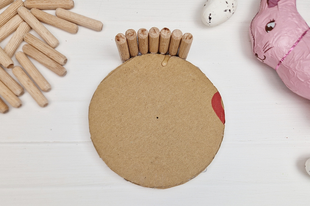 DIY Anleitung zeigt Osternest aus Holzdübel