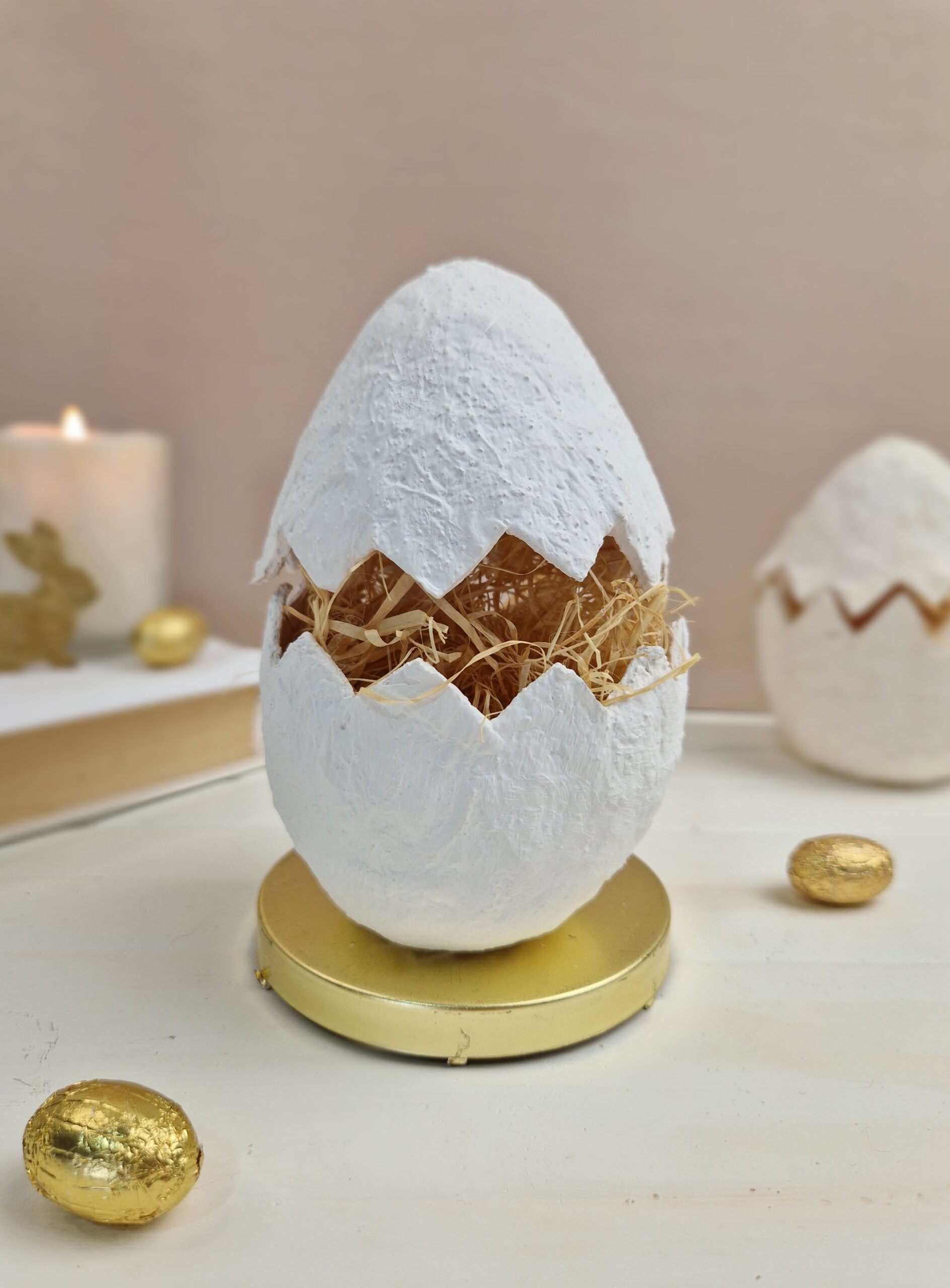 DIY Osternest aus Klopapier in Eierform mit Ostergras.