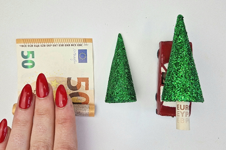 Der Geldschein wird zusammengerollt und in den Tannenbaum als Baumstamm gesteckt um ein Weihnachtsbaum als Geldgeschenk zu basteln