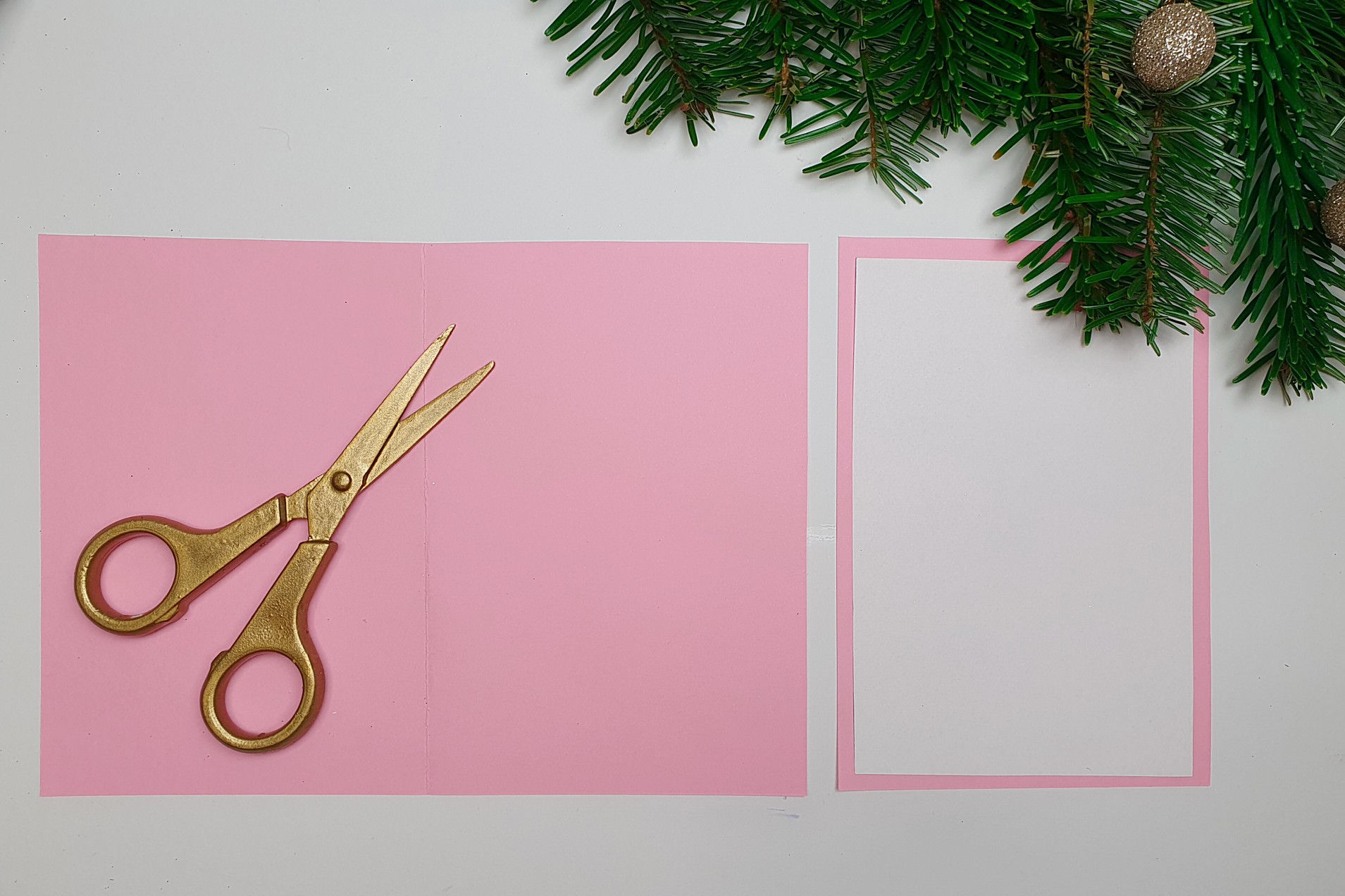 Tonpapier wird in der mitte gefaltet um eine DIY 3D Weihnachtskarte selber zu machen