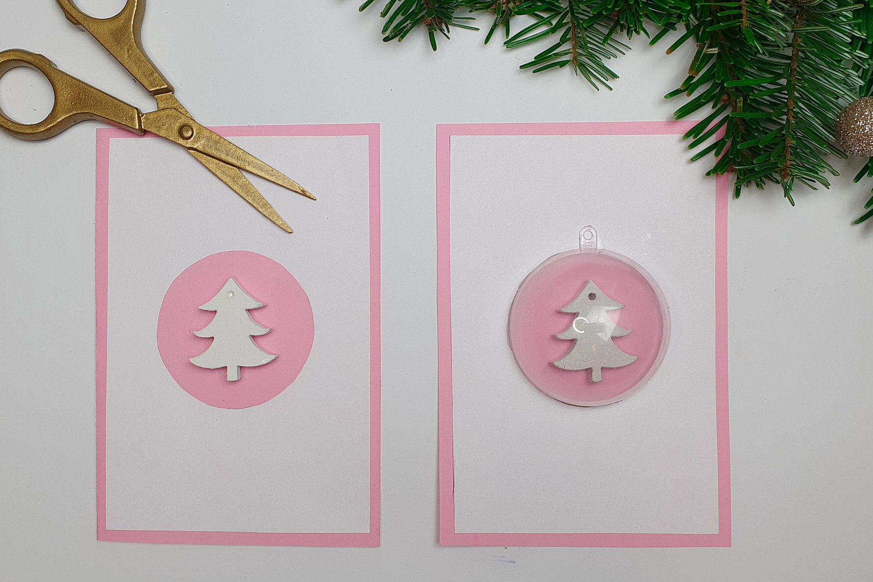 Die Weihnachtskarte wird mit Tannenbäume und einer Kugel dekoriert